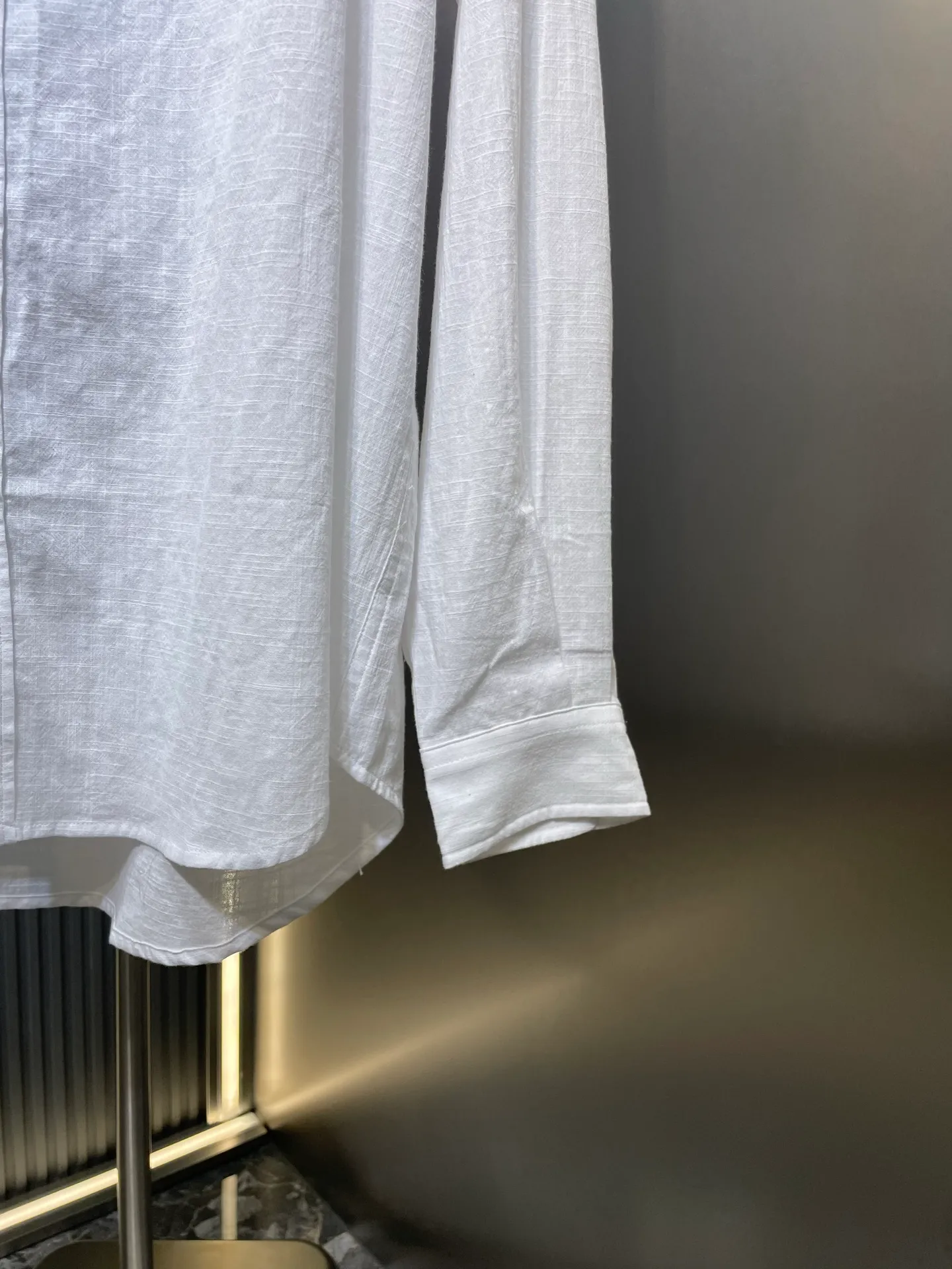 P430 Ralph Lauren 🌟[Top Original] Embroidered linen shirt. Selected high-quality linen material with natural texture and breathability. Tight and smooth, comfortable and close to the skin. Stunning appearance with a touch of pure white. The iconic pony embroidery is like a smart note jumping on the white canvas. Simple but highly recognizable. The clever design of the outer pleated split back shoulder adds a sense of agility and detachment in a minimalist shape. Contains the soul of fashion. Process 1: Adopt imported machine embroidery technology and use advanced computer control systems and precision mechanical components to achieve the iconic pony embroidery operation with high precision and smooth and delicate lines. Process 2: Adopt side-turning buried clamp stitching process, which is smooth and tidy. Process 3: The fabrics have been washed and have a better hand feel. Not easy to deform, not easy to shrink, not easy to fade, and maintain long-term beauty. Accessories: Customized 1:1 thick plate resin buckle Customized 1:1 Ralph Lauren trademark Fit: Loose fit Size: S M L XL